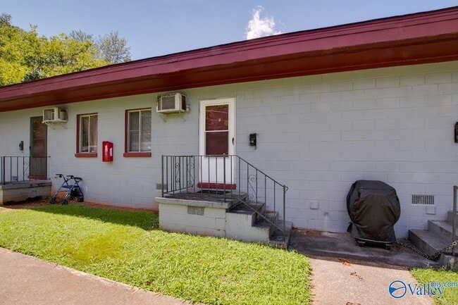 Building Photo - 1328 Oshaughnessy Ave NE Unit B