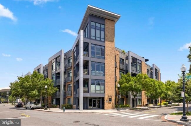 Building Photo - 525 Water St SW Unit 311