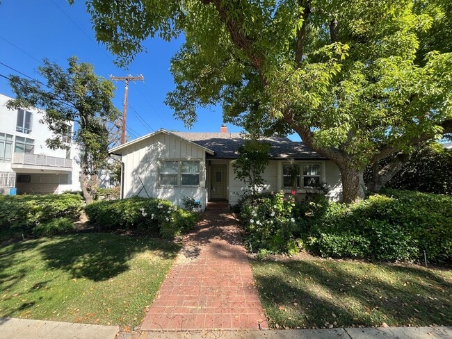 Building Photo - Sherman Oaks 3+2 w/bonus room + upgrades on cul-de-sac lot!