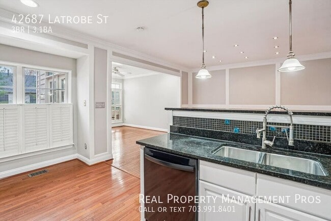 Photo - 42687 Latrobe St