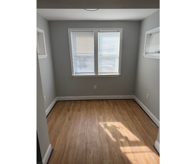 Photo - 3506 Lucille Ave Unit 1B AVAILABLE PRIV/BATH $800 1B