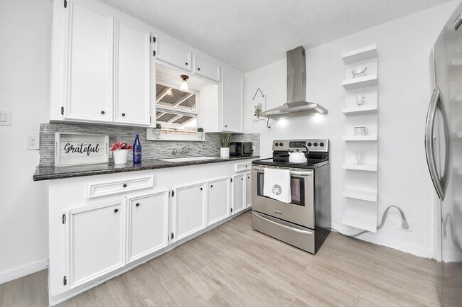 Photo - 2210 Detering St