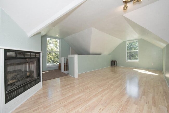 Building Photo - Charming Studio Apartment in Triplex Near UT