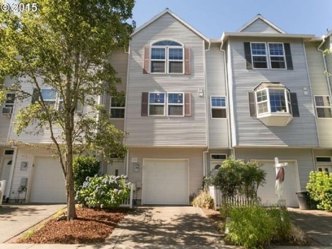 Building Photo - Beautiful Murrayhill Townhome with Dual Primary Suites & Private Backyard!