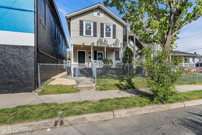 Photo - 303 Comstock St