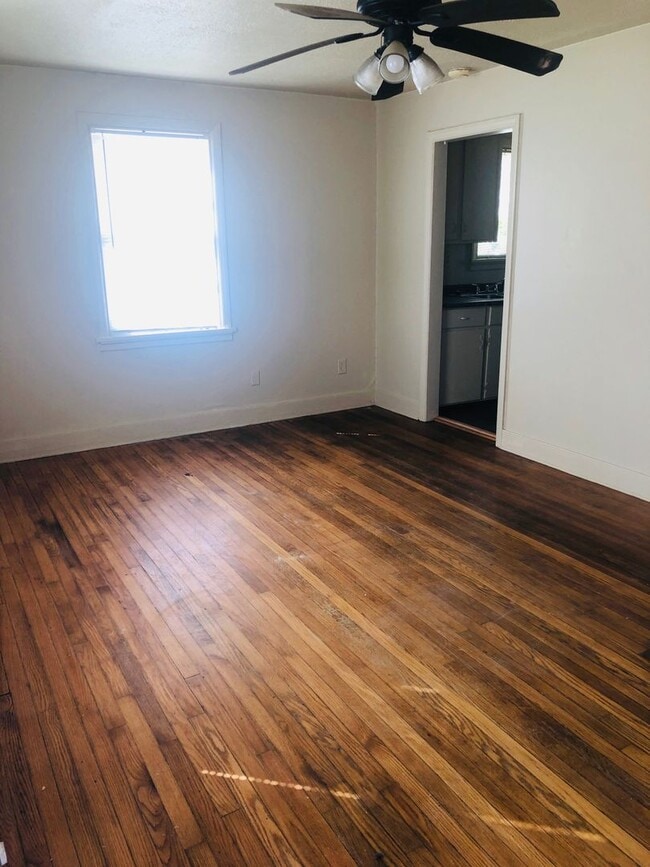 Photo - Adorable 3 bdrm/1bath House with Huge Back...