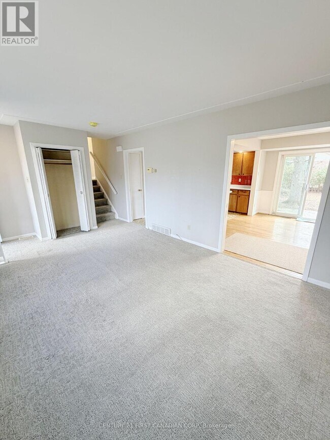 Photo - 711 Algoma Ave