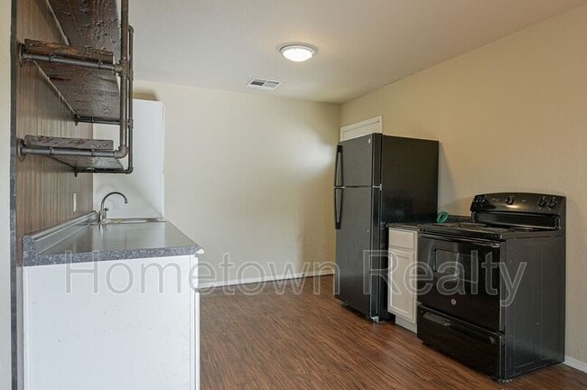 Photo - 135.5 E Himes St