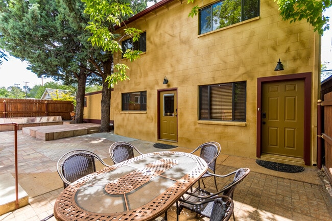 Building Photo - 136 Grove Ave