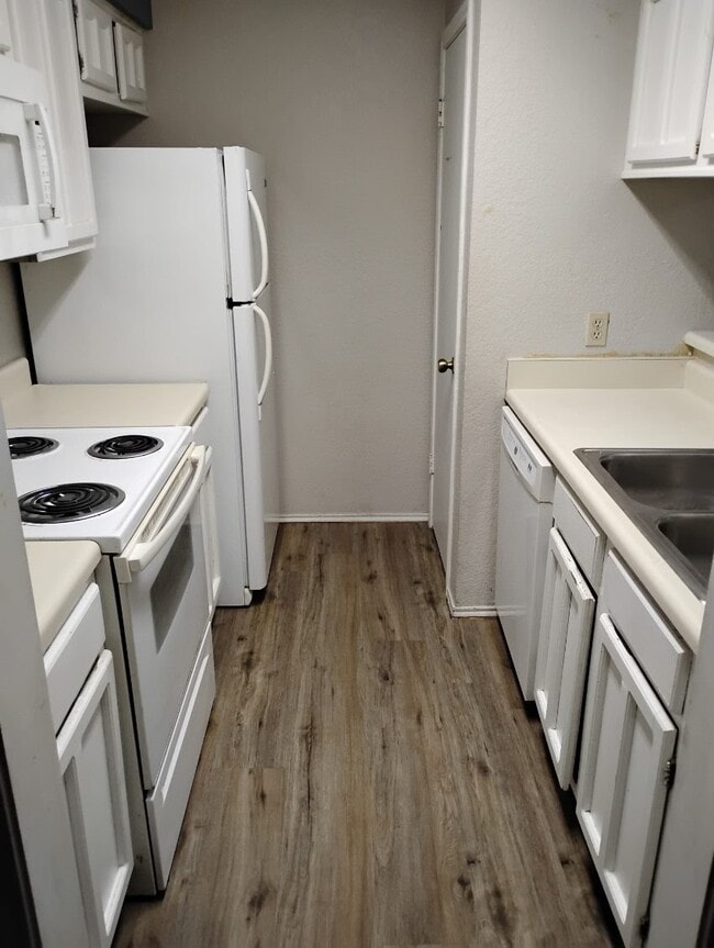 Kitchen - 1202 Thorpe Ln Unit 216