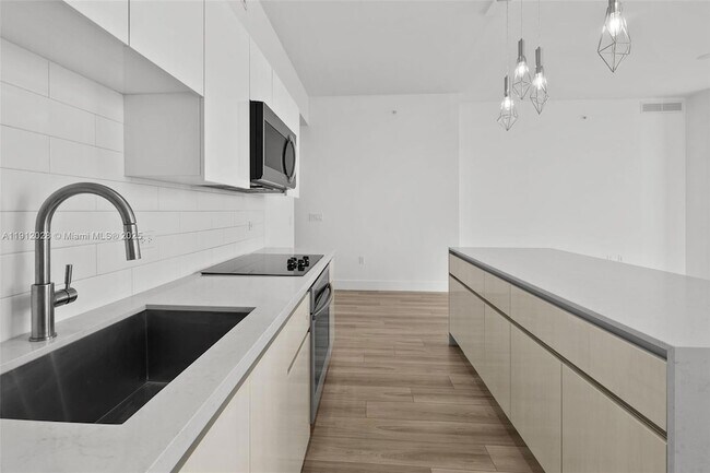 Photo - 101 Diplomat Pkwy Unidad 2002