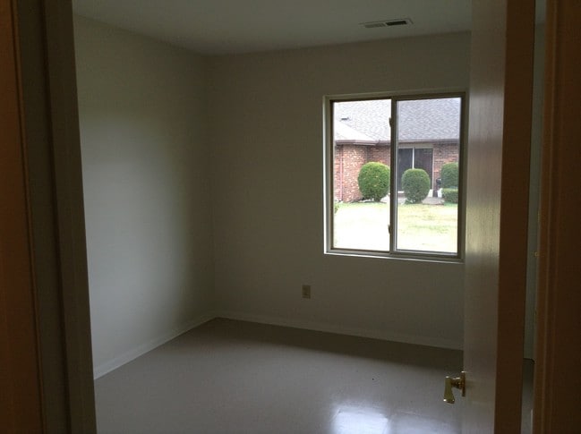 Photo - Lakeside Apartments