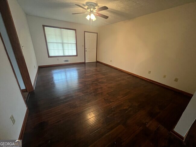 Photo - 982 Locust Dr NE