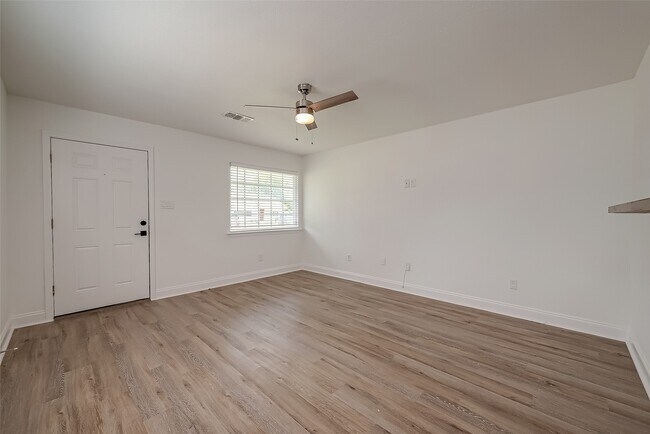 Photo - 917 Adele St