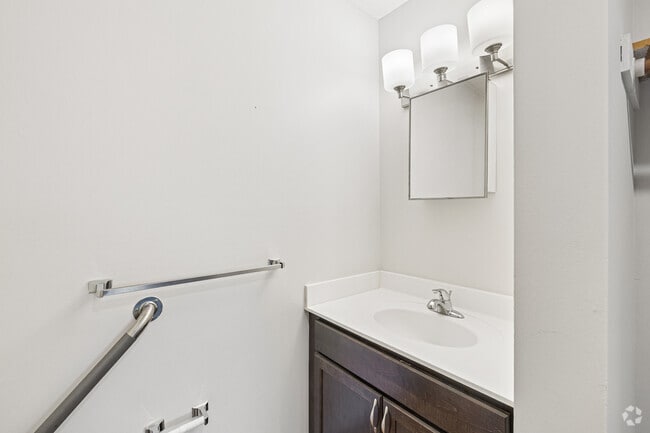 2BR, 1.5BA - 919SF - Primary Bathroom
