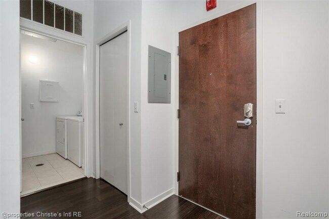 Photo - 3670 Woodward Ave Unidad 202