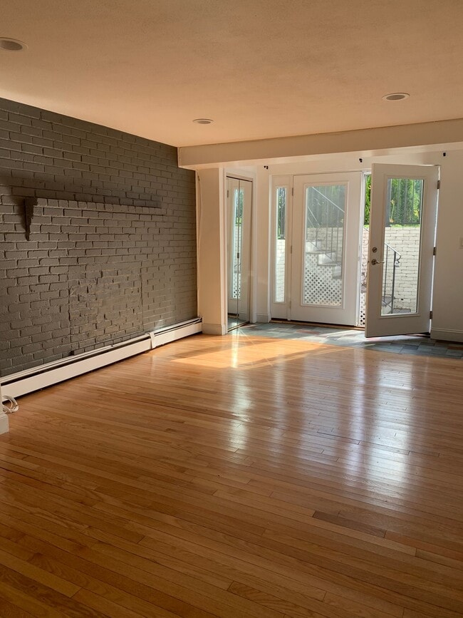 Building Photo - 11 Bridge St