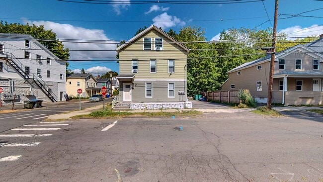 Building Photo - Newly Renovated 2 Bedroom Apartment - Heat... Unit Floor 1