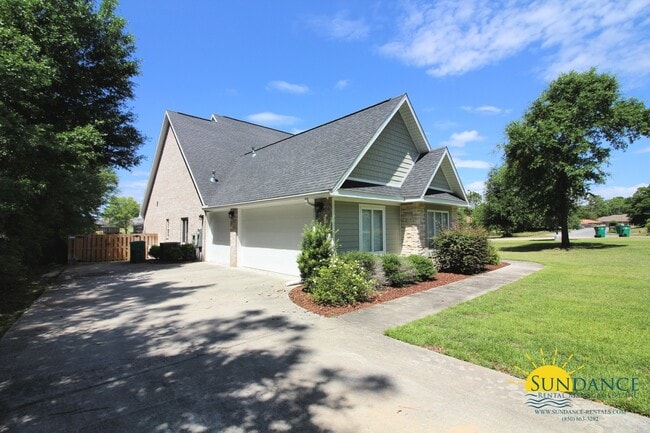 Photo - Stunning 4 Bedroom Custom Built Lake Front Home!