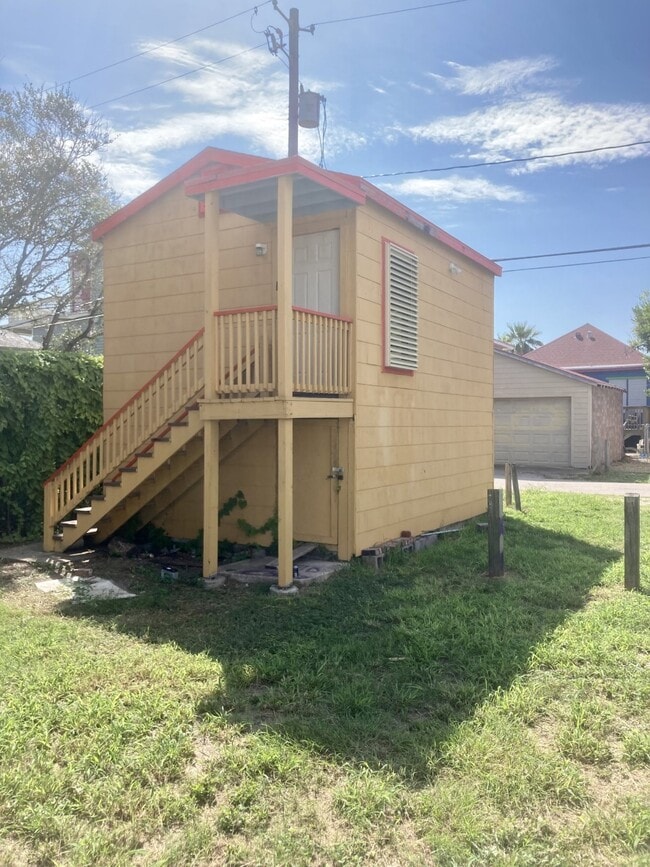 Building Photo - 1907 1st St Rental