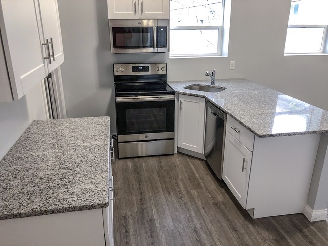 Building Photo - 11 N Miami St Unit 4