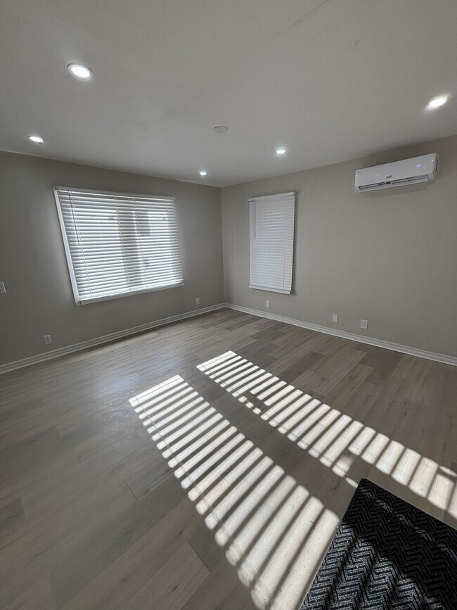 Photo - 107 Brock St N