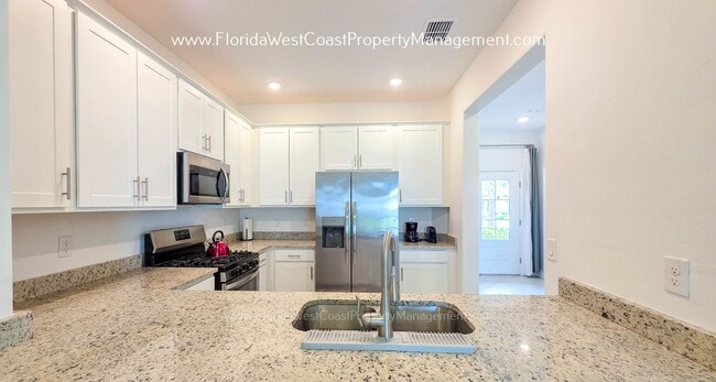 Photo - PHENOMENAL 3 BEDROOM TOWNHOME - LORRAINE LAKES LAKEWOOD RANCH! MOVE IN READY! ANNUAL LEASE!