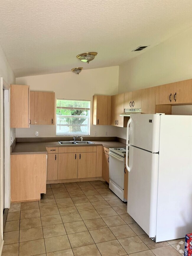 Building Photo - SPACIOUS 2BR/1BA Zephyrhills, Duplex, Vaul... Rental