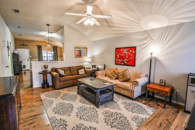 Photo - House Located On A Cul-De-Sac In Quincy Park!