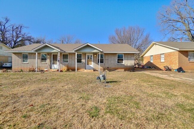 Building Photo - Charming 2-Bedroom Home with Fenced Backyard in the Heart of Choctaw! Ask About Our $250 Off Move...