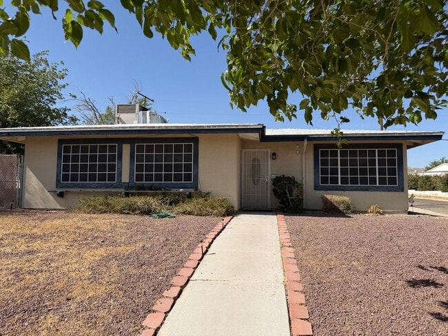 Photo - 3 Bedroom 2 Bathroom House on Corner Lot with 2 Car Garage Locate din Irwin Estates