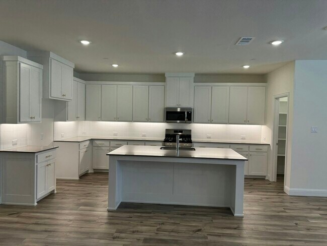 2821 Jacaranda Dr