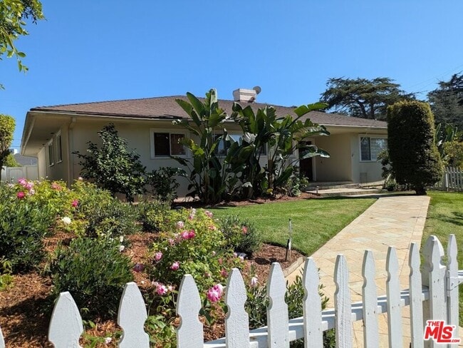 Photo - 702 Adelaide Pl