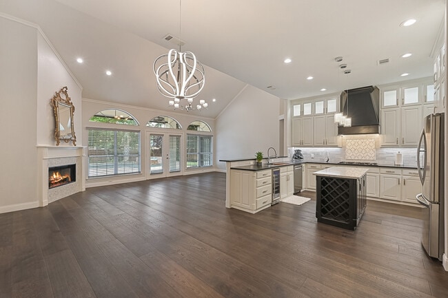 Photo - 711 Saratoga Dr