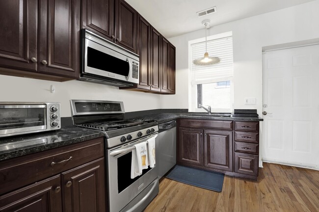 Photo - 1156 W Cornelia Ave Unit 3
