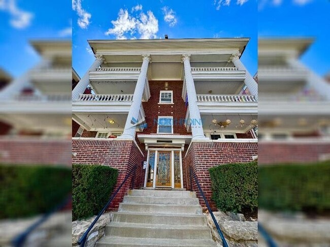 Building Photo - Amazing Top Floor 2bedroom w/Den Plaza Con... Rental