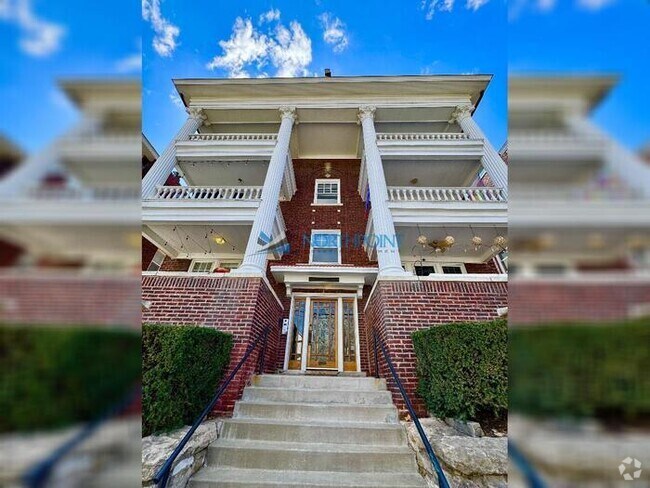 Building Photo - Amazing Top Floor 2bedroom w/Den Plaza Con... Rental