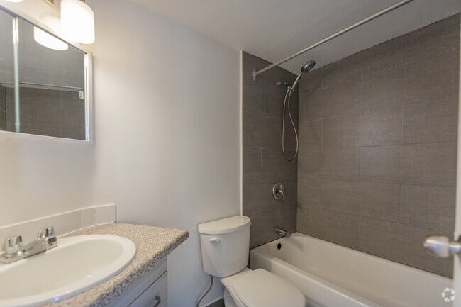 1BR, 1BA - 850SF - Bathroom - Centennial Towers