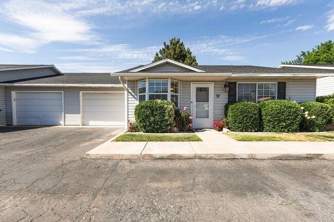 Building Photo - Easy Living! 3 Bedroom Home Condo in St. G... Unit 37