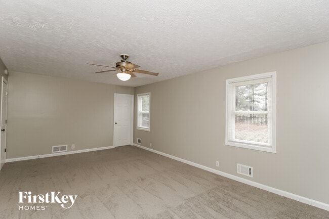 Photo - 289 Angla Dr SE