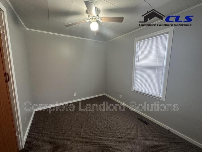 Building Photo - 916 Kussner St Rental