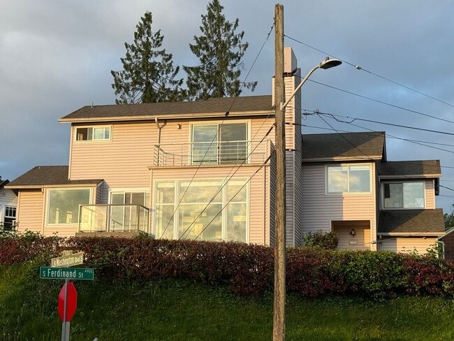 Building Photo - Lake Front House Seward Park