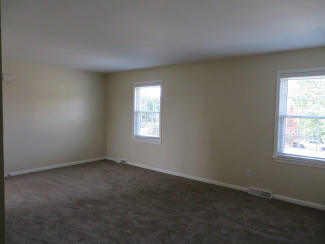 Spacious Living Room - 201 Applewood Dr Unit Apt2