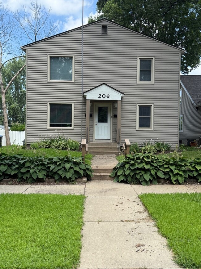 Building Photo - 206 W 9th St Rental