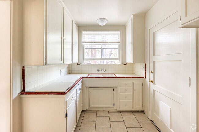 1BR, 1BA - 700SF - Kitchen