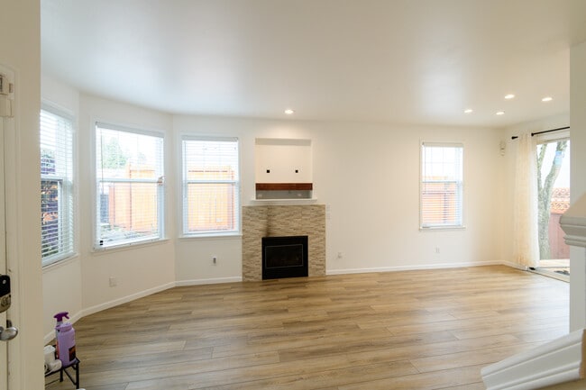 Photo - 10547 Midvale Ave N