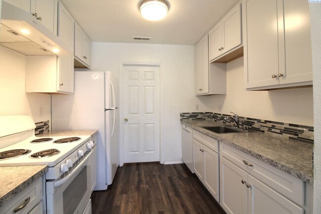 Building Photo - Updated 2 Bed/1 Bath Kennewick Apartment i...