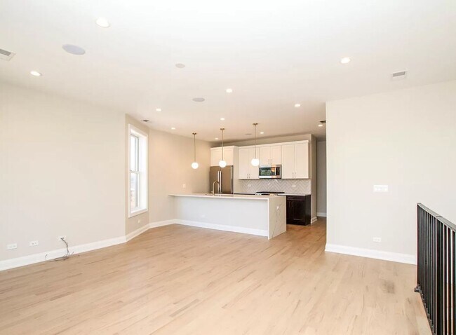 Building Photo - 1225 W Addison St Unit #3