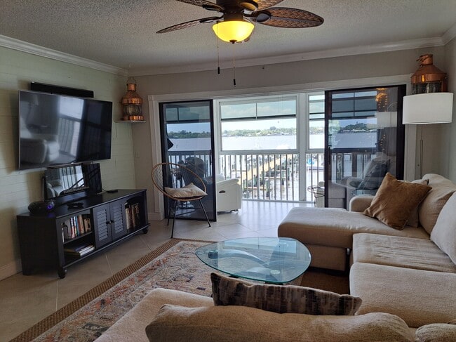 Sala de estar - 1868 SW Palm City Rd Unidad 204