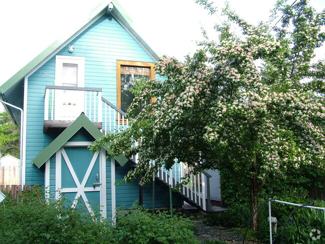 Building Photo - 320 N 3rd Ave Unit Downtown alley house